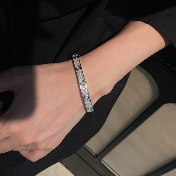 Replica Cartier Love Bracelet Classic Model paved